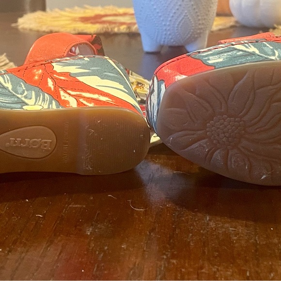 Born Wedges in Red all Leather.  They size 6 - Picture 6 of 7